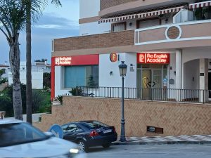 Entrada de la academia de inglés Pro English Academy en Alhaurín El Grande