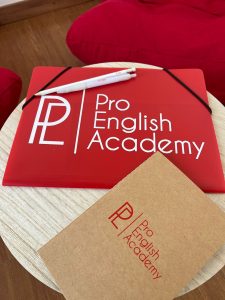 Material de estudio y carpeta de Pro English Academy academia de inglés