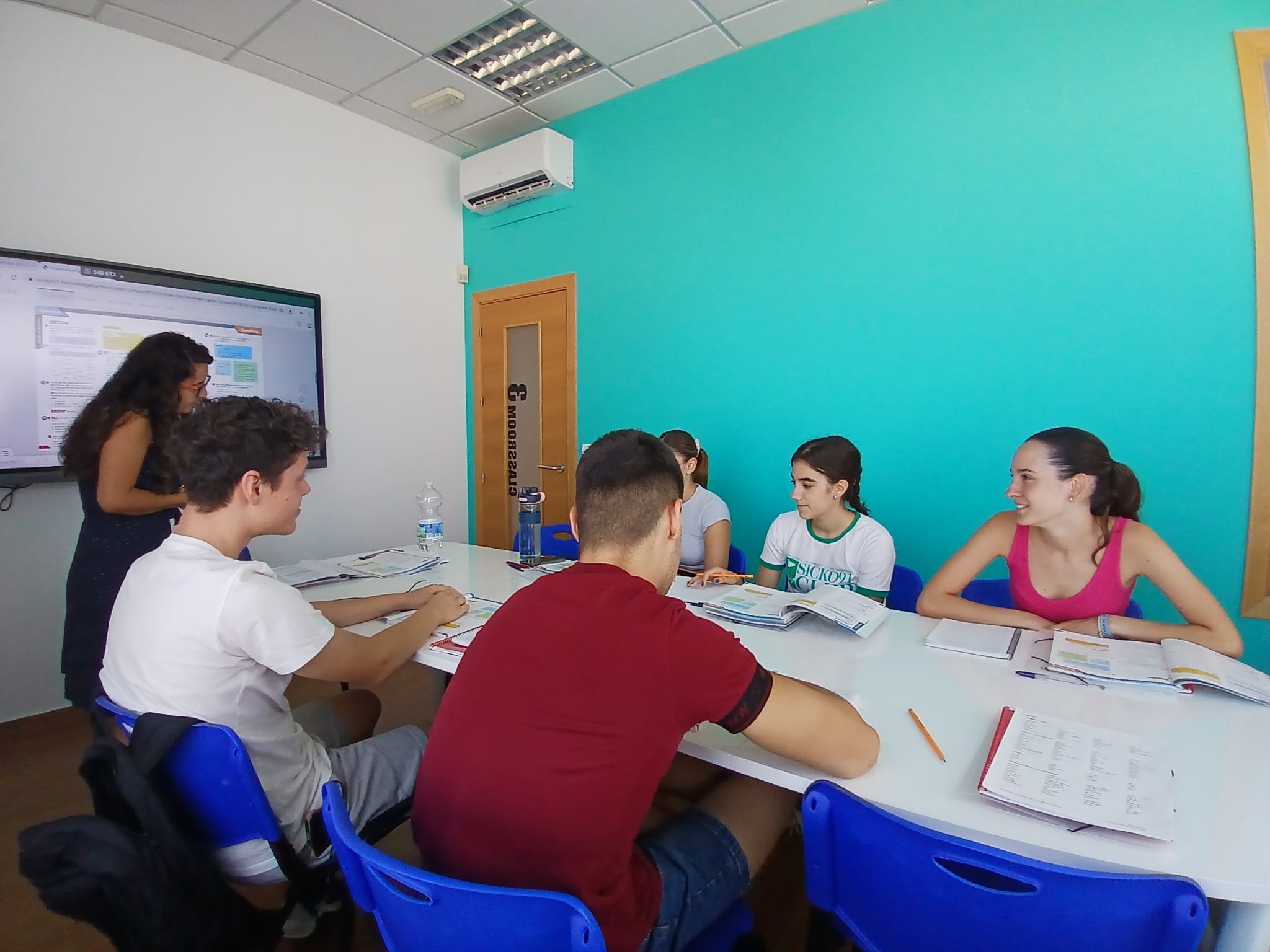 Estudiantes aprendiendo inglés en Pro English Academy