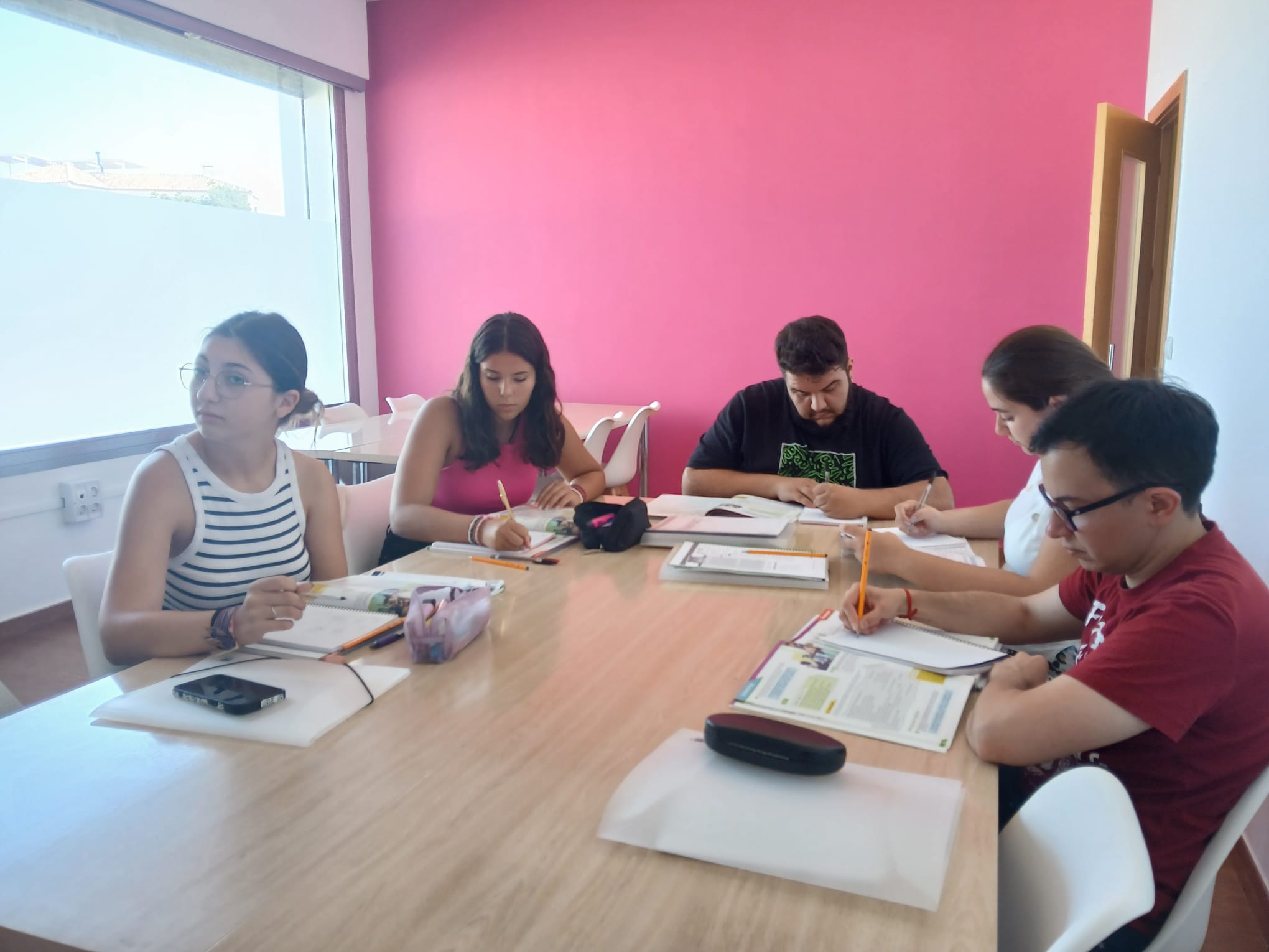 Grupo de estudiantes aprendiendo inglés en academia de idiomas