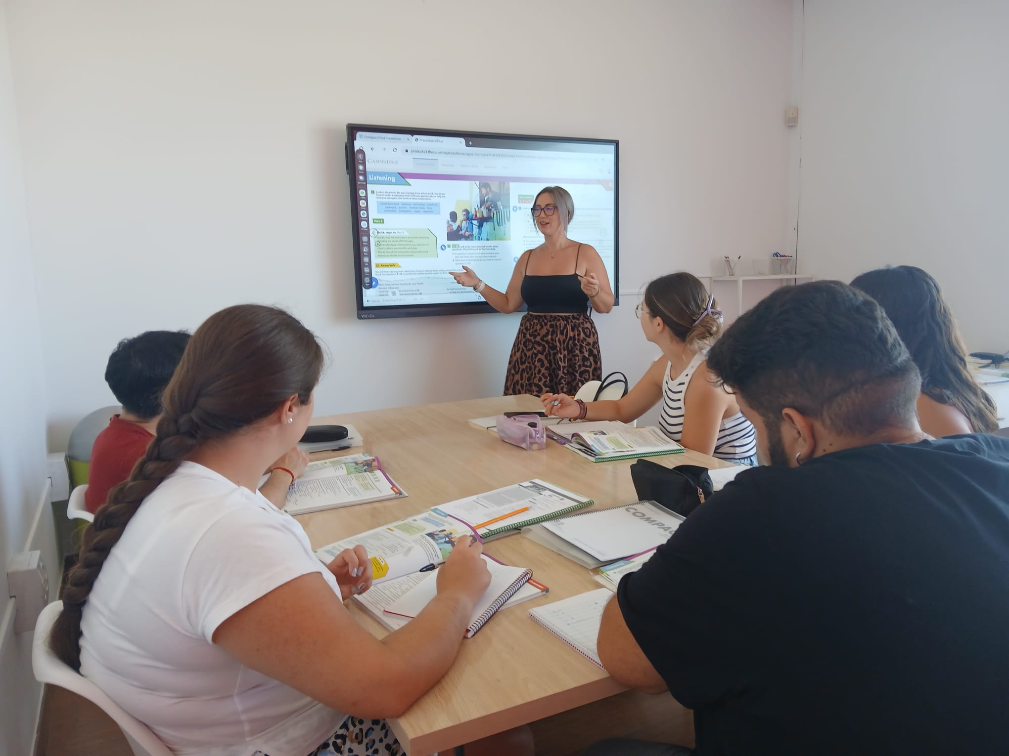 Profesor enseñando inglés en Pro English Academy Málaga