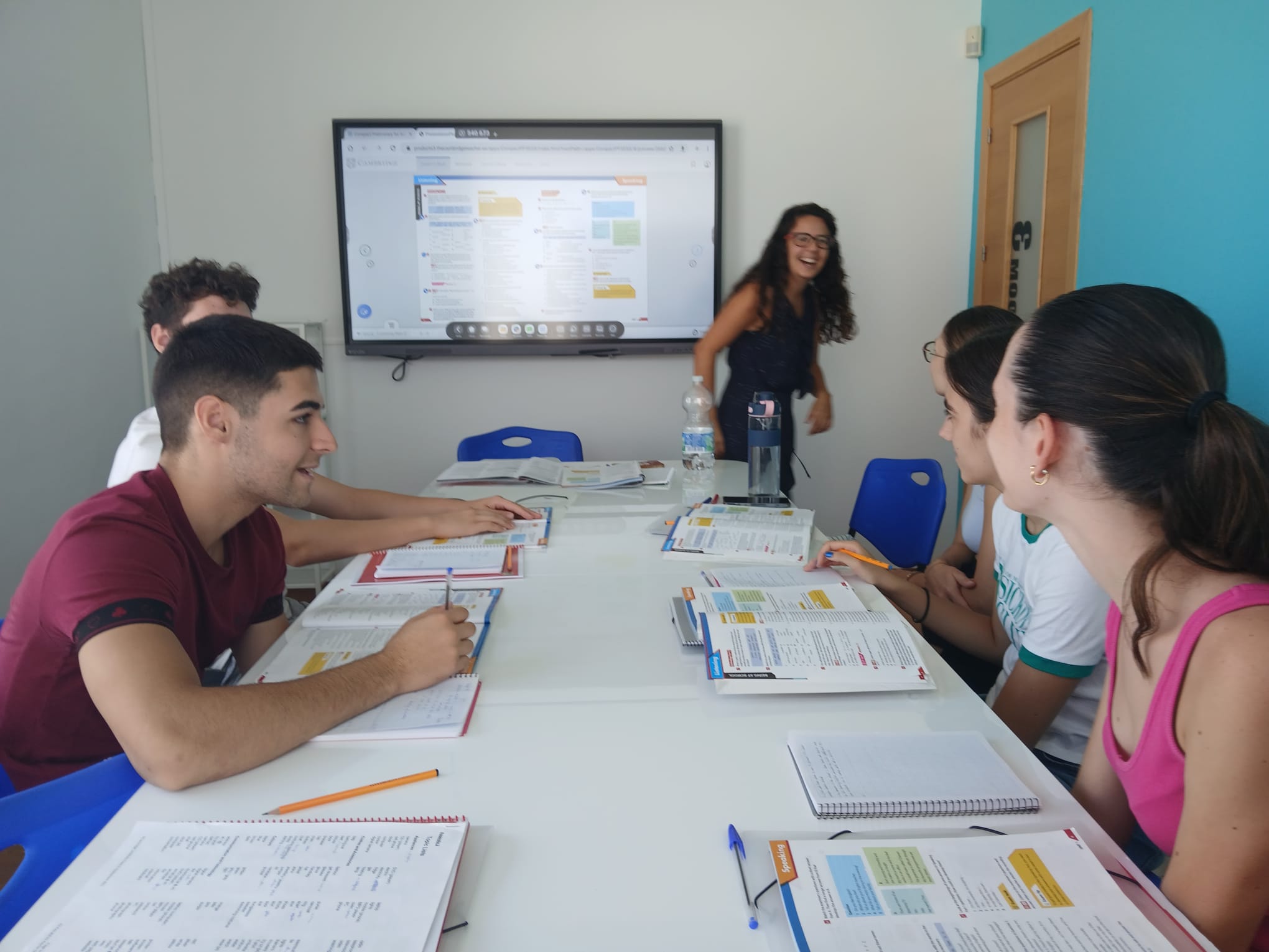 Profesor enseñando inglés a estudiantes en Pro English Academy