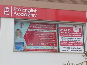 Cartel informativo de cursos intensivos de inglés en Pro English Academy